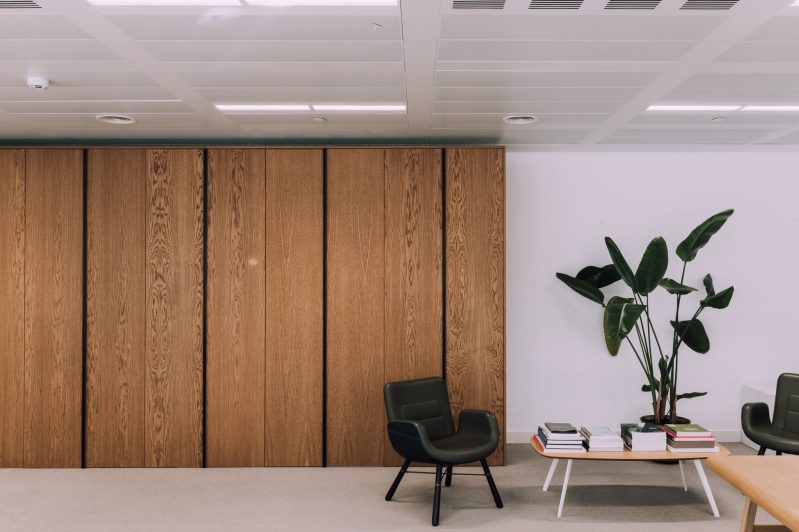 Oficina en Torreserrano de 280 m² reformada íntegramente, donde espacio, luz y materiales definen el proyecto.